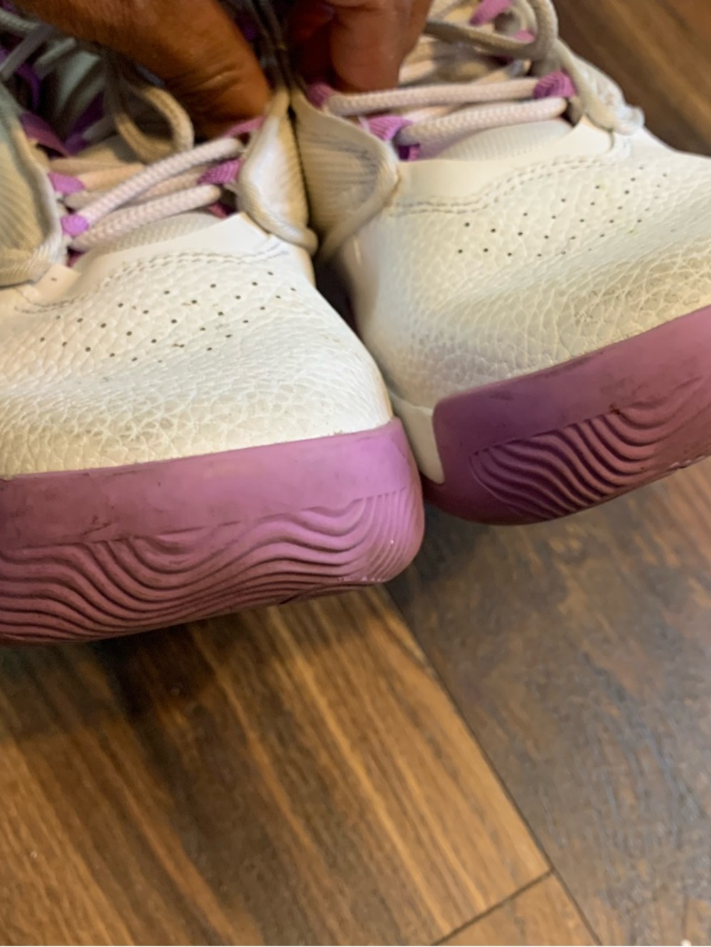 Jordan White and Purple Max Aura 4 - Picture 7 of 8